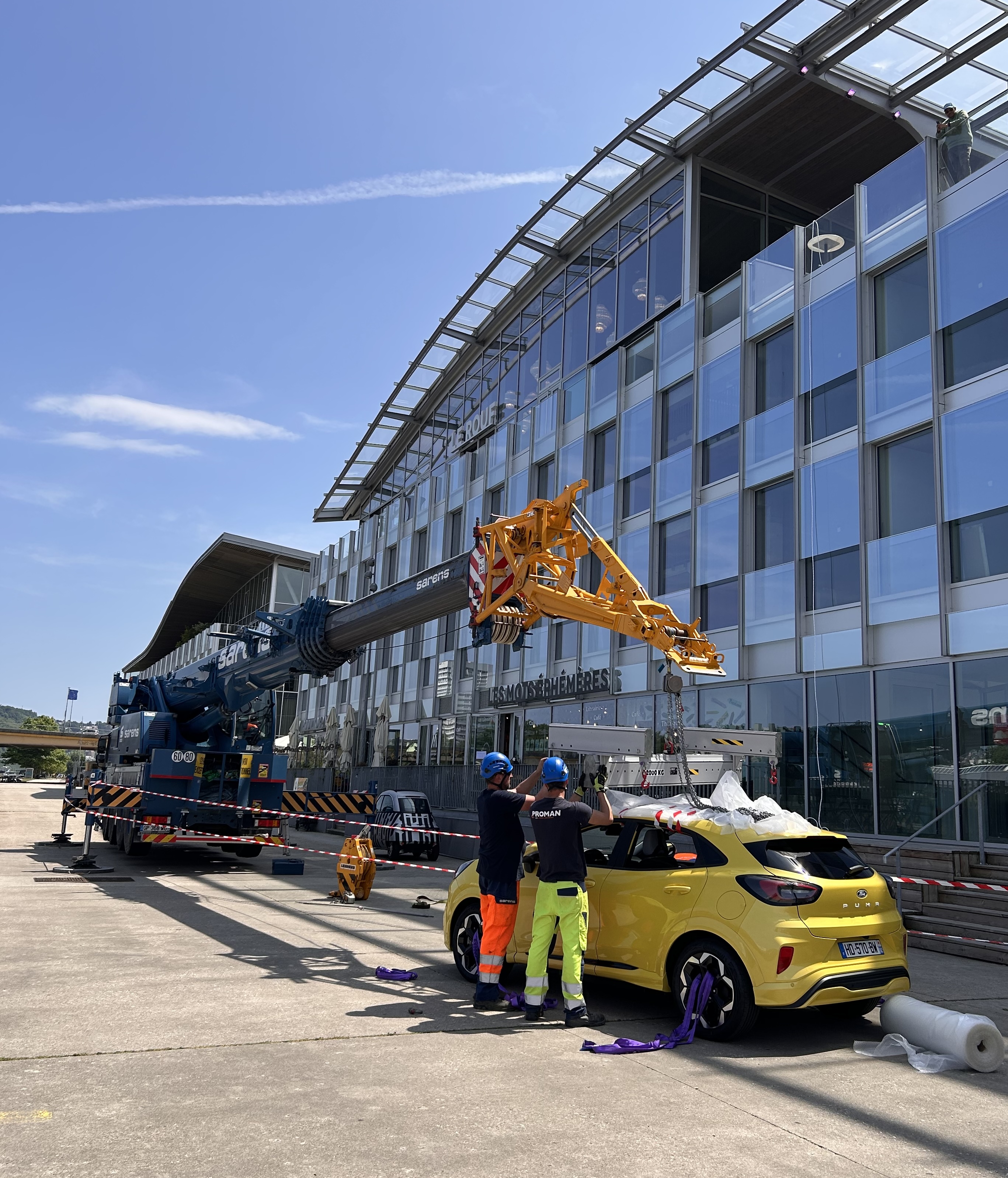 Operators performing final preparations before the lift. License valid for earned editorial, press releases, press kits. All non-broadcast digital and online media Region: Global. This content is solely for editorial use and for providing individual users with information. Any storage in databases, or any distribution to third parties within the scope of commercial use, or for commercial use is permitted with written consent from Ford in Europe GmbH only.